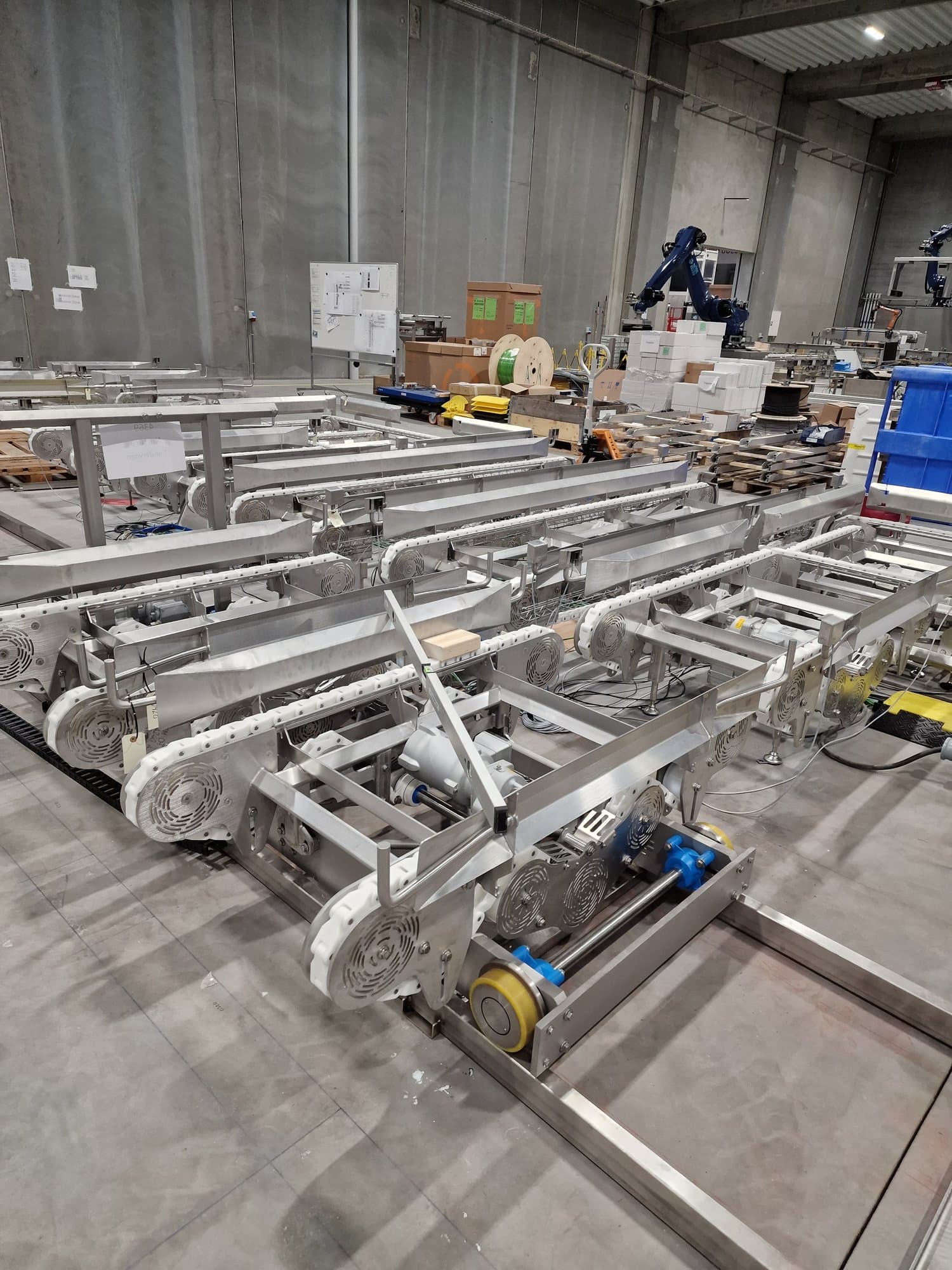 Industrial production line with conveyors