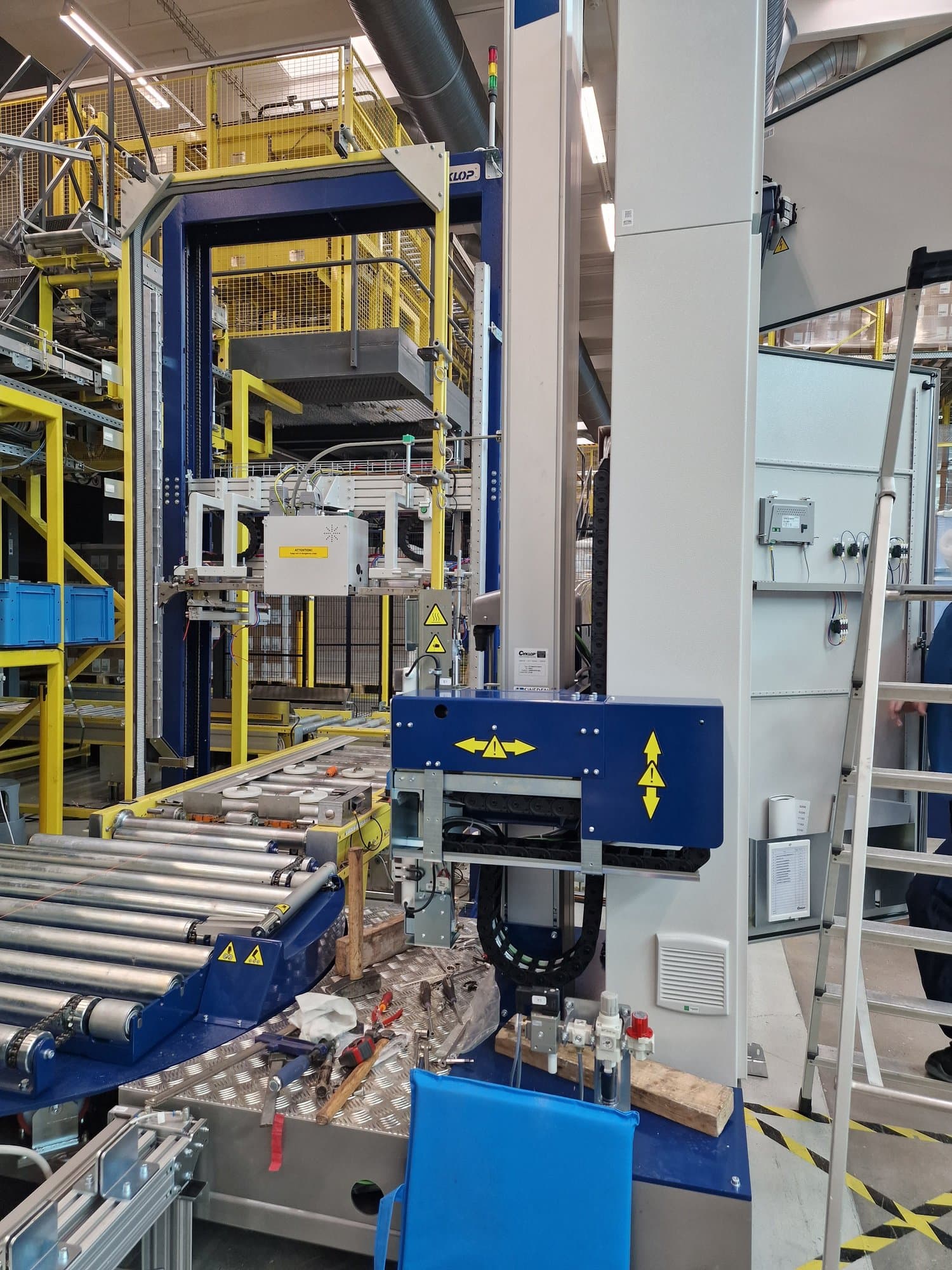 Industriel produktionslinje under opstilling