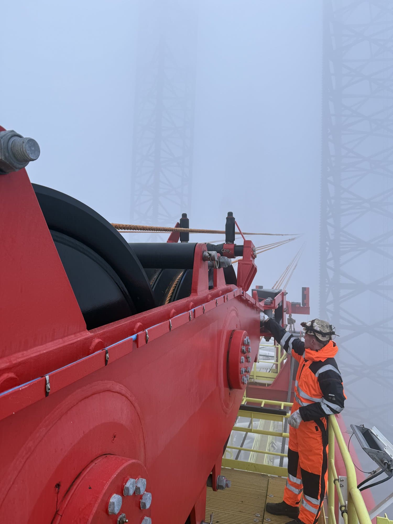 Industrimedarbejder på offshore-udstyr